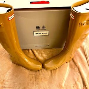 Hunter knee high rain boots!